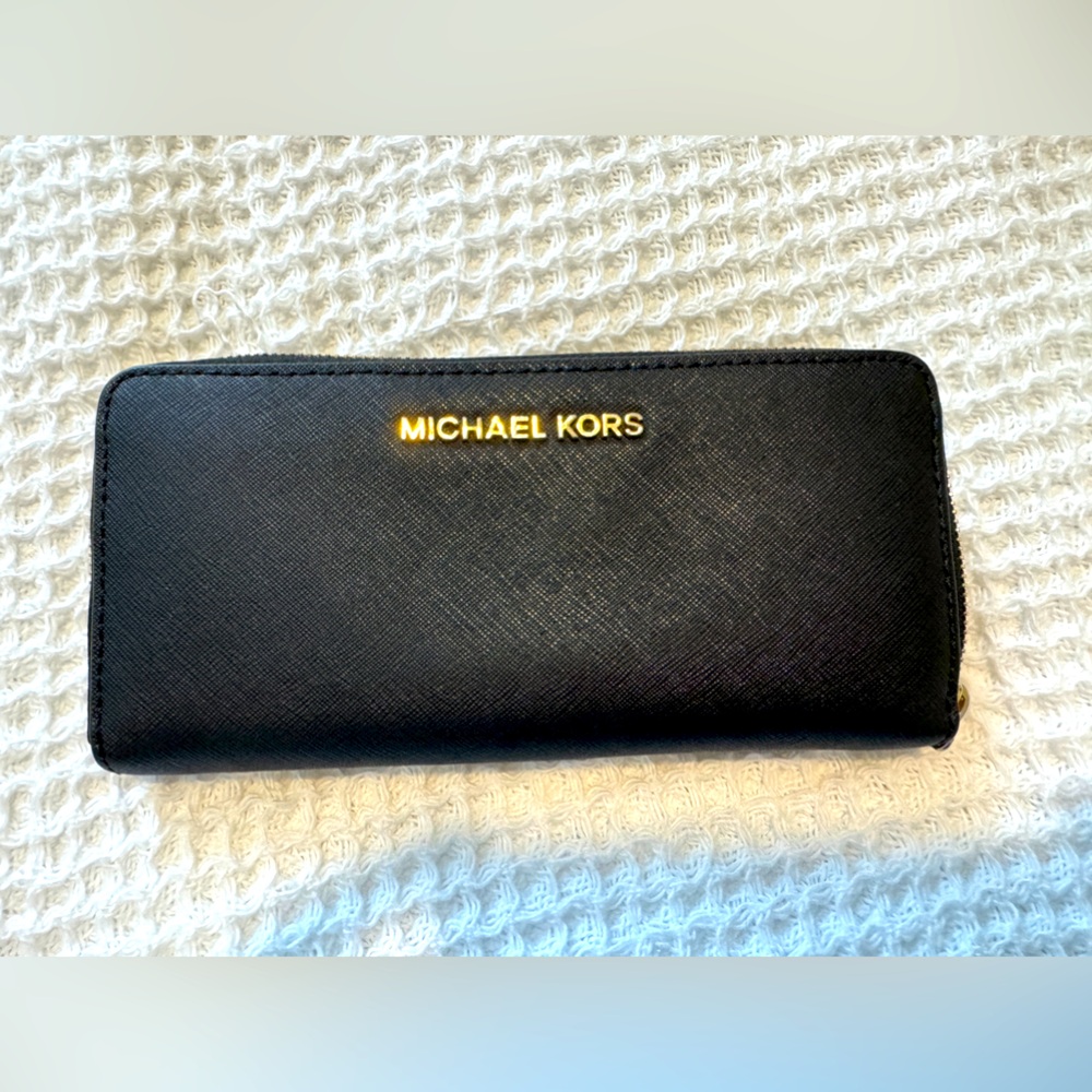 MICHAEL KORS Black Leather Zippered Wallet